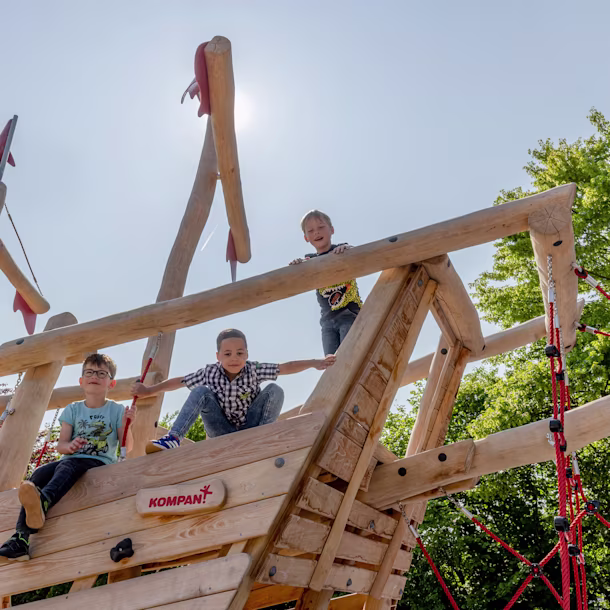 Kinder spielen auf einem Robinien Spielplatzschiff in Alfeld, Deutschland