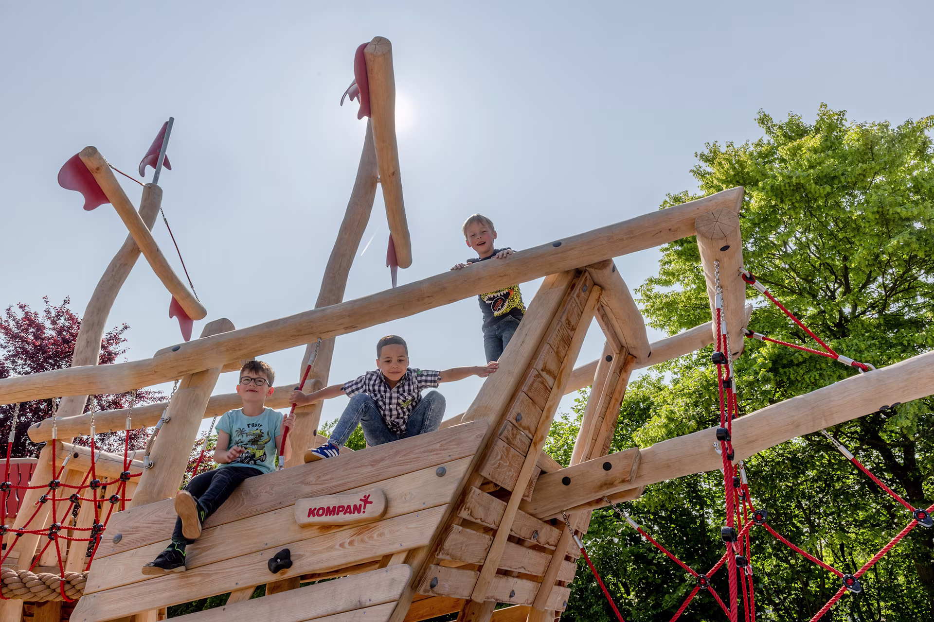Kinder spielen auf einem Robinien Spielplatzschiff in Alfeld, Deutschland