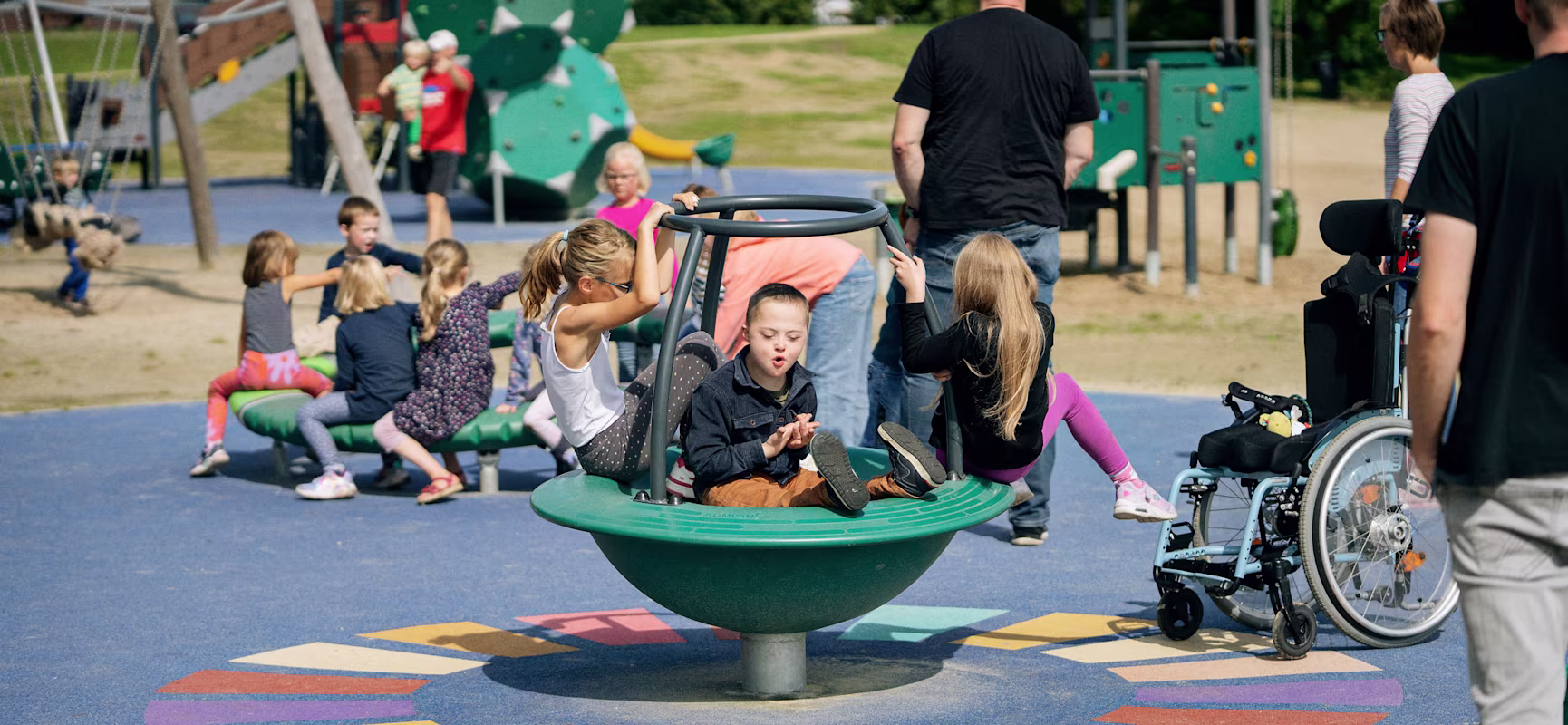 Kinder spielen auf freistehenden Spielplatzgeräten in Großefehn, Deutschland