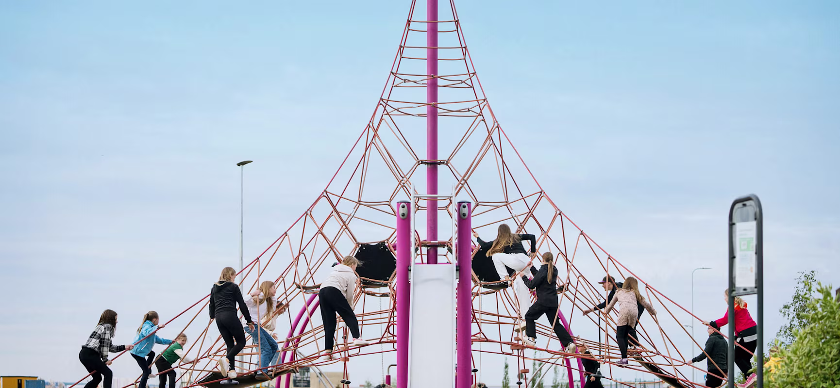 custom köysi leikkipaikka suuri pyramidi verkko ja liukumäki vaaleanpunainen