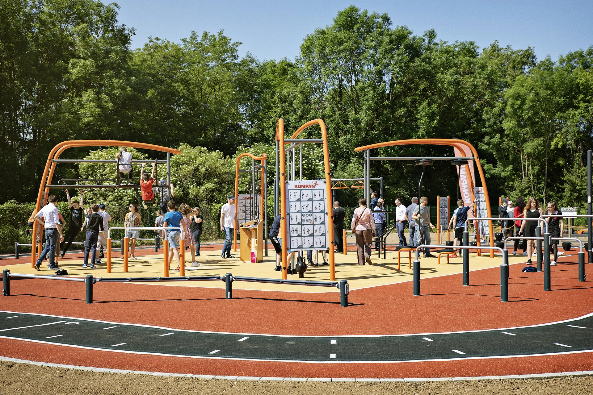 Outdoor fitness site with cross training system in France