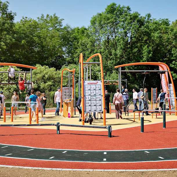 Outdoor fitness site with cross training system in France