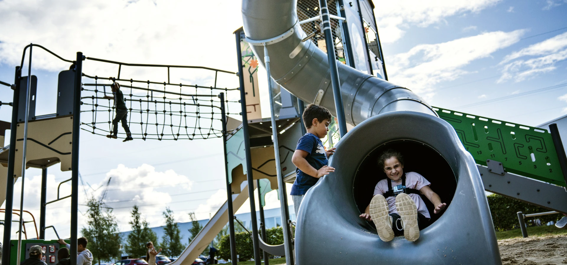 kompan ultimas noticias niños jugando en un parque infantil de gigantes