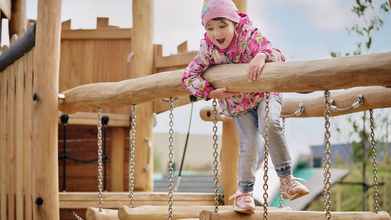 Tallinn Castle EE NRO432 girl on wobbly bridge2