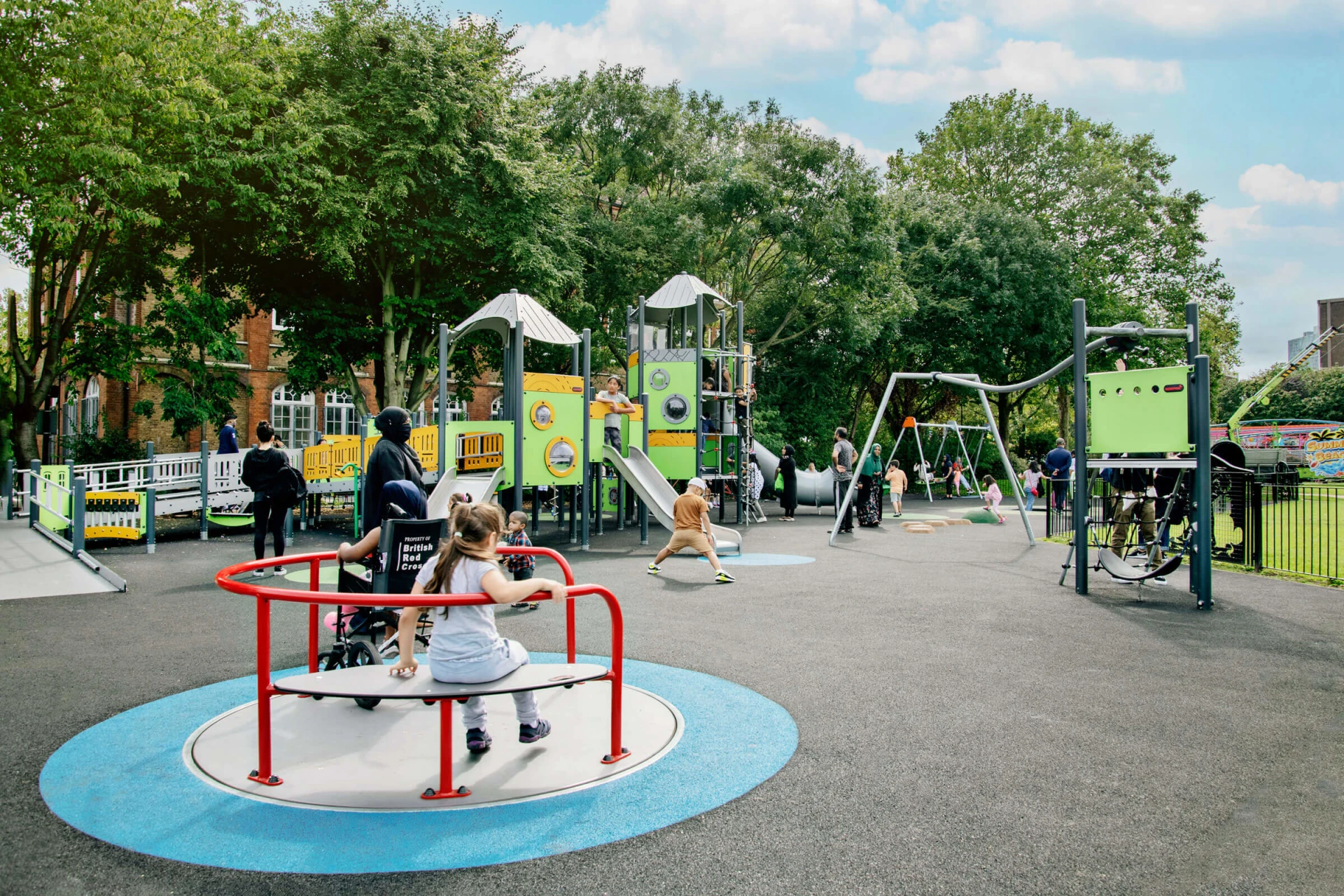 un grupo de niños jugando en un parque infantil.