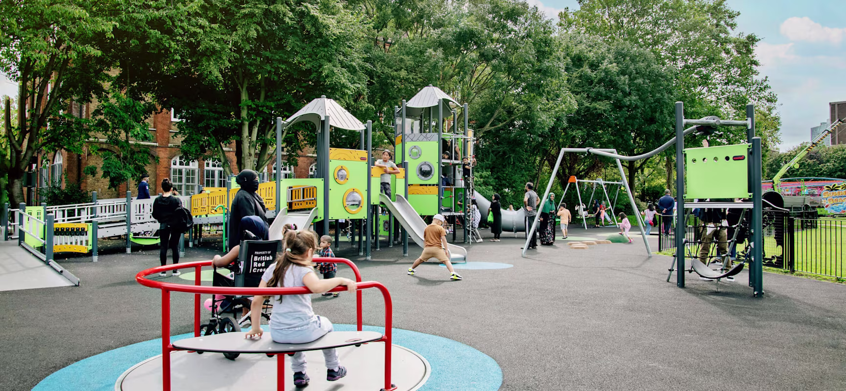un grupo de niños jugando en un parque infantil.