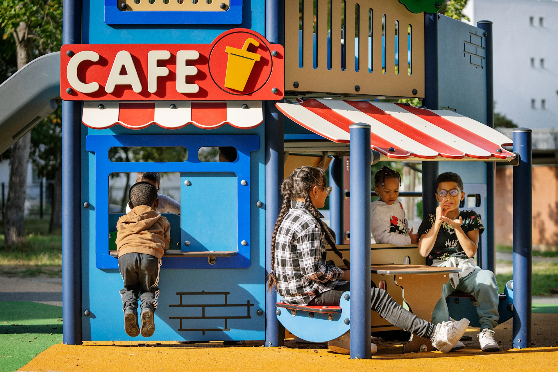 Kinderen spelen op een speelplaats met stadsthema in Toulouse