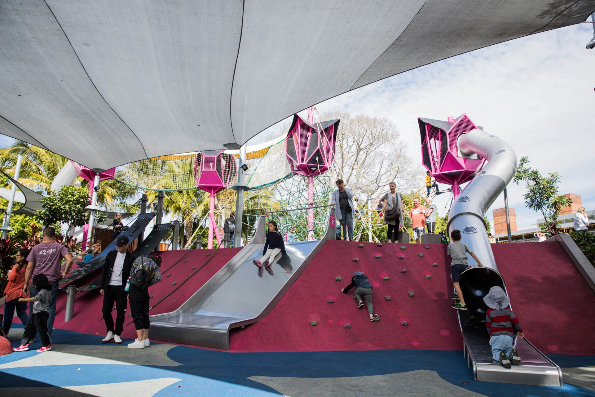 Parque infantil en Australia con sombreado instalado para proteger del calor.