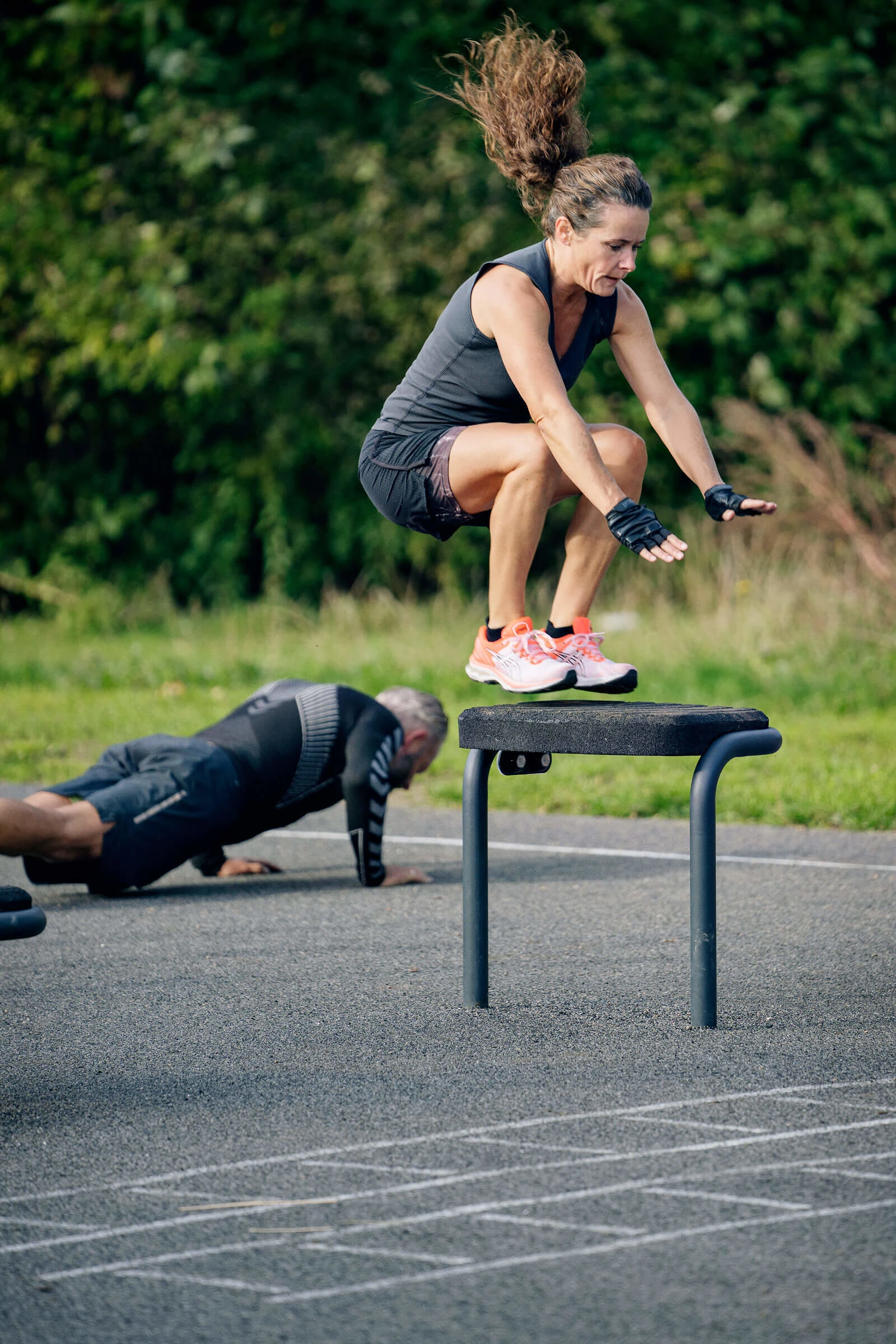 vrouw aan het trainen in een outdoor fitness