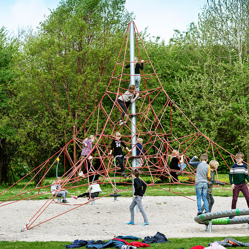 Spacenets™ climbing pyramid playground