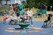 Inklusive Und Barrierefreie Spielpl tze Gestalten KOMPAN