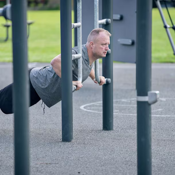 LOCALISED How to build a Callisthenics Park Gym - step 5 ID-7a1704b3