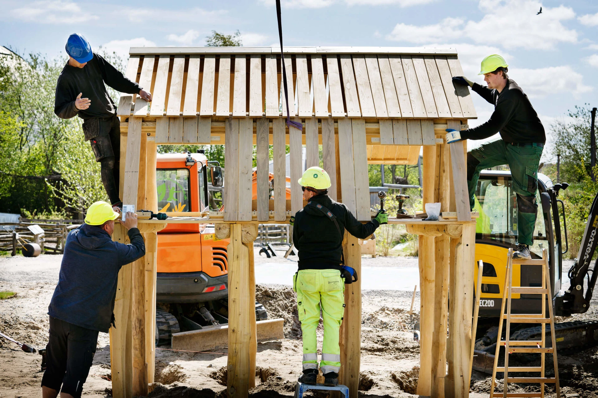 squadre di installazione che costruiscono un parco giochi commerciale in legno