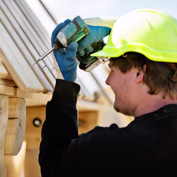 Arbejder, der installerer en legeplads i træ