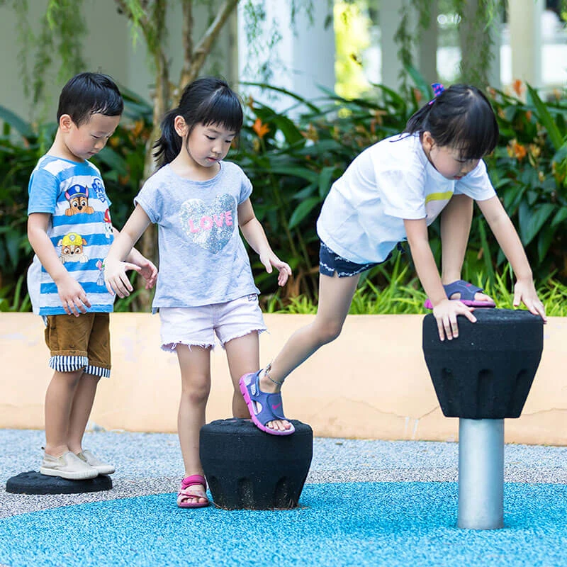 Barn som leker på et lekeapparat som trener deres balanse