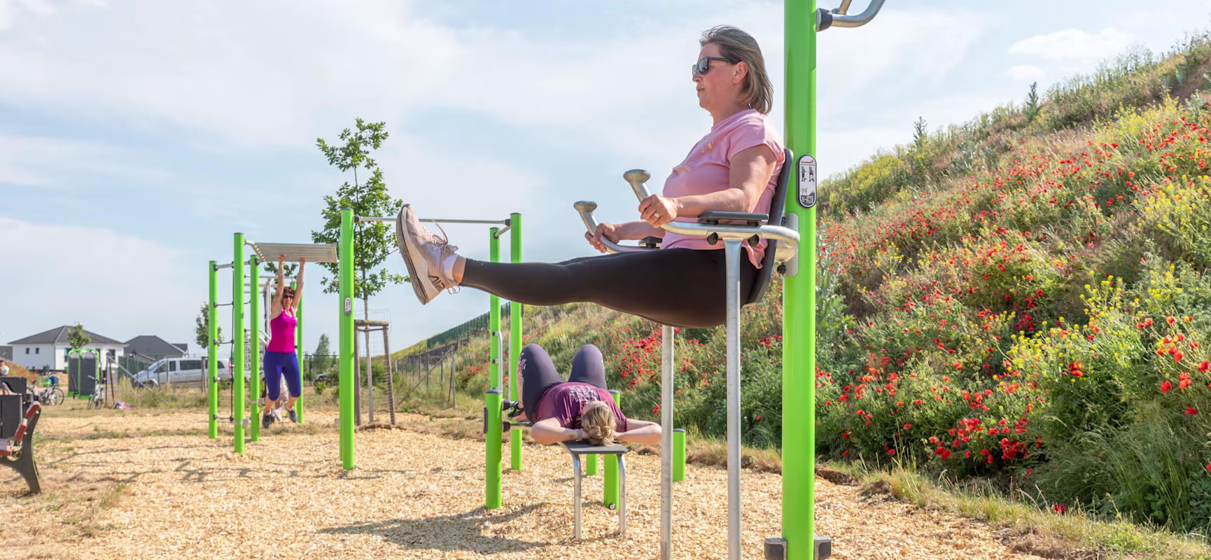 Frau beim Beinheben an einem Outdoor-Fitnessgerät in Barleben