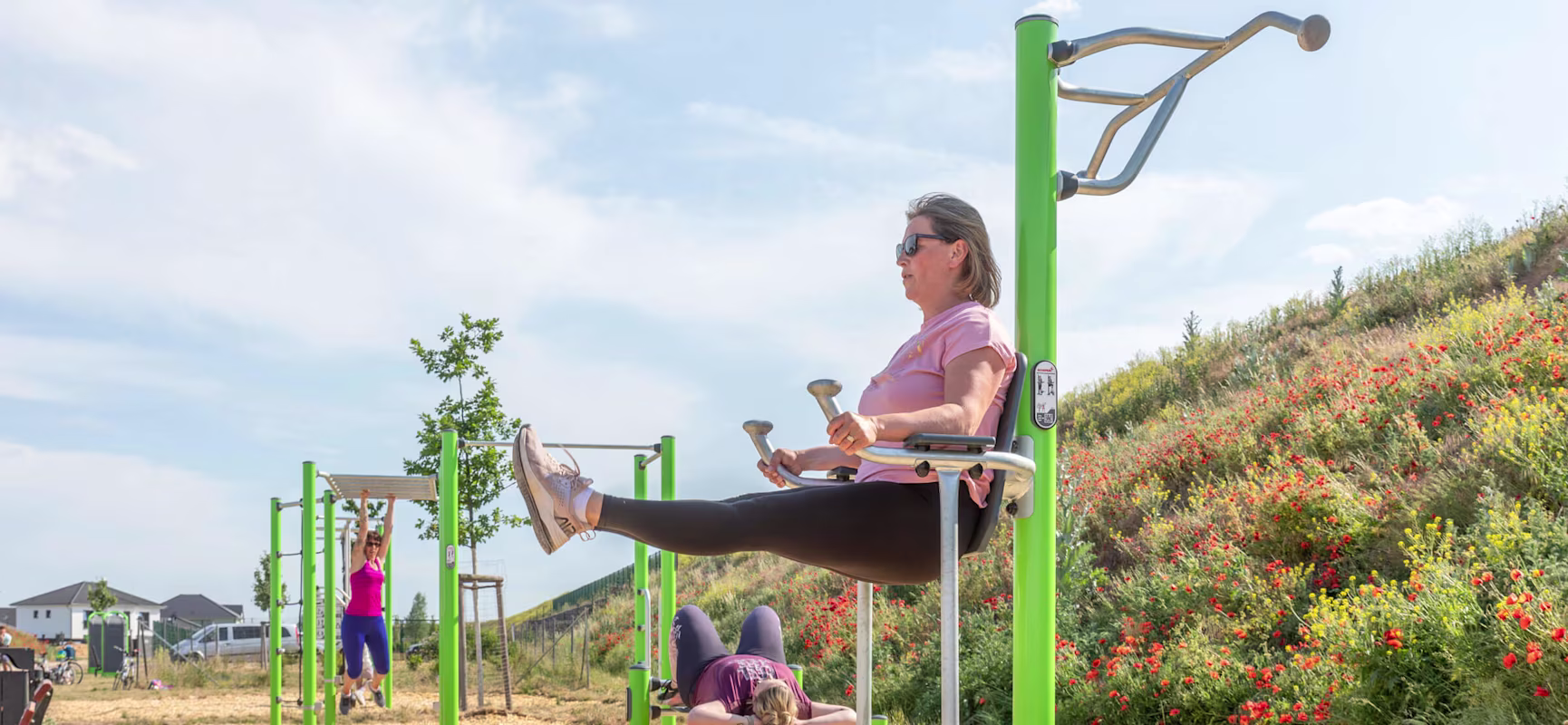Frau beim Beinheben an einem Outdoor-Fitnessgerät in Barleben