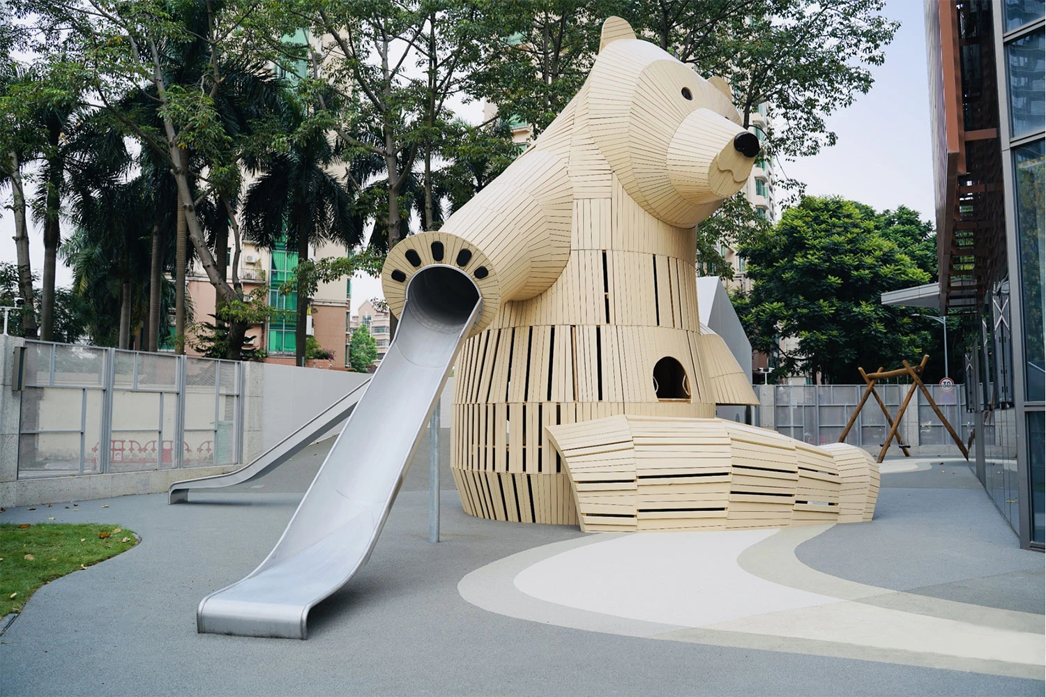 Sculpture en bois ressemblant à un gros ours dans une école maternelle en Chine