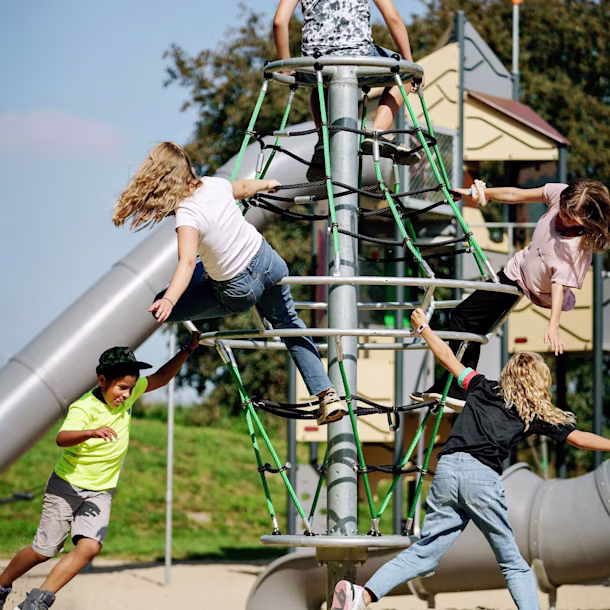 Kinder spielen am Rhombus-Twister Seilspielgerät
