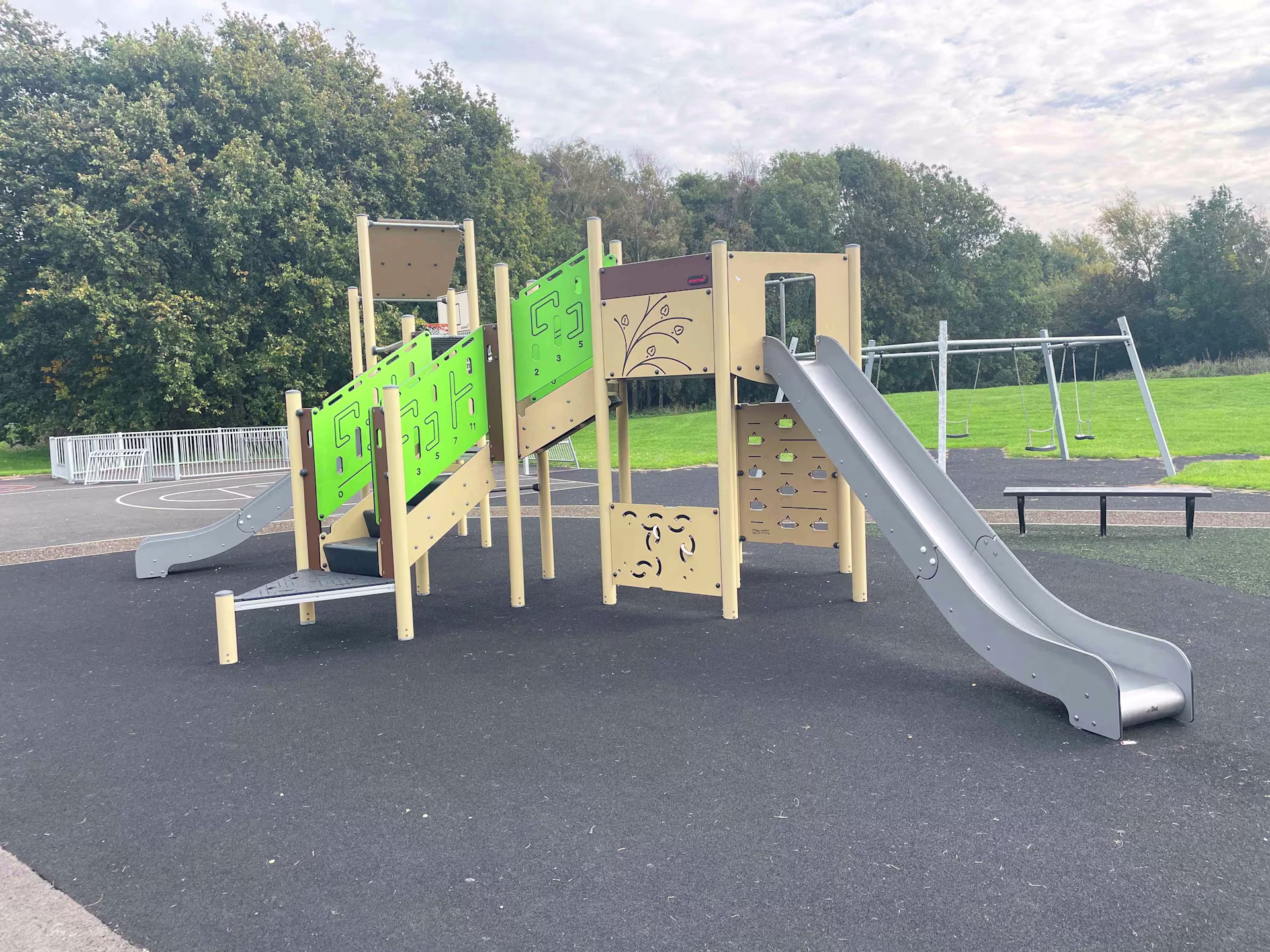 Laburnum Avenue, Staffordshire UK_PCM301131