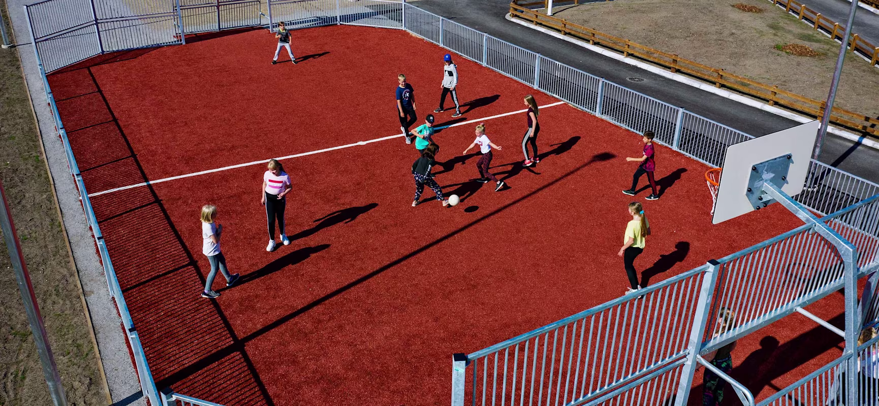 Børn som leger på en multibane