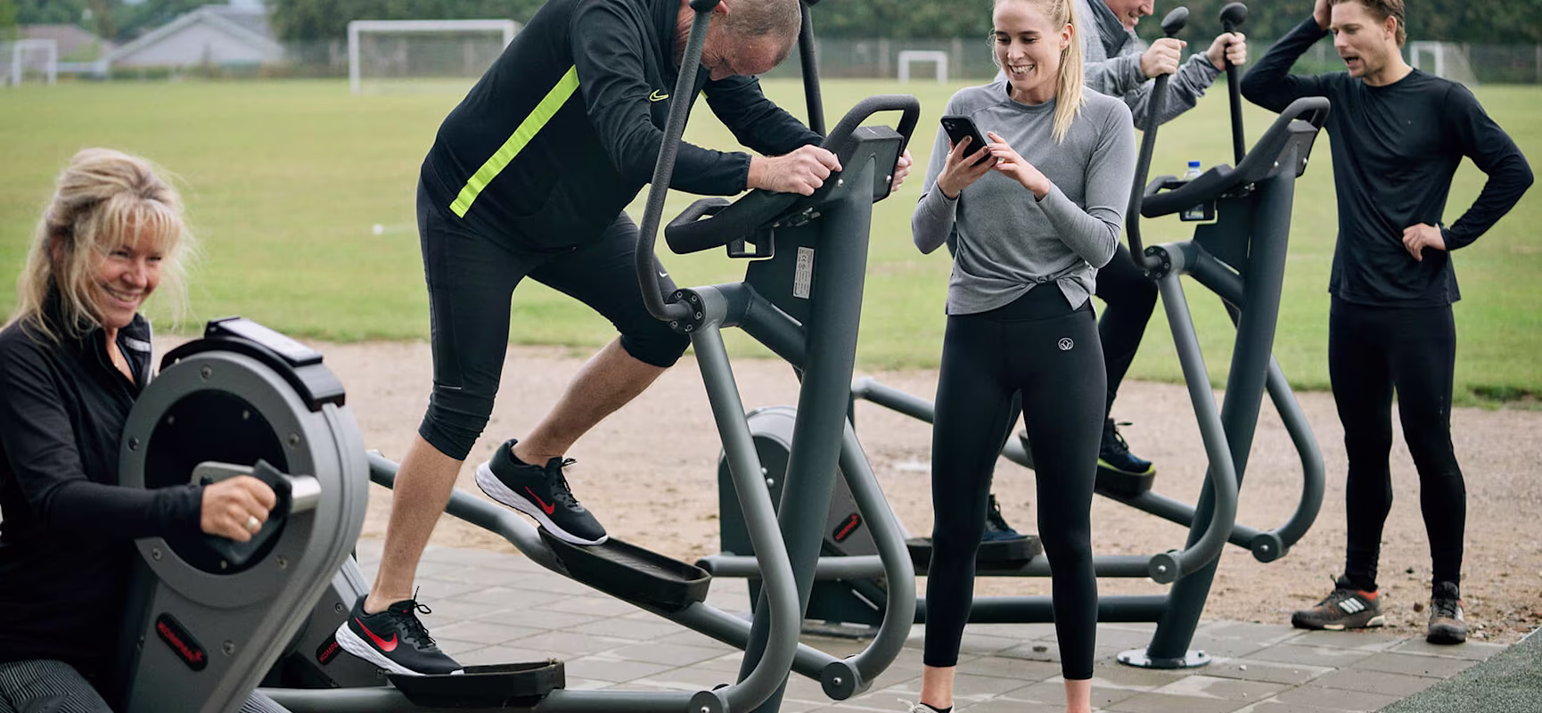 Man working out on outdoor strength machines at fitness site in Kypegården