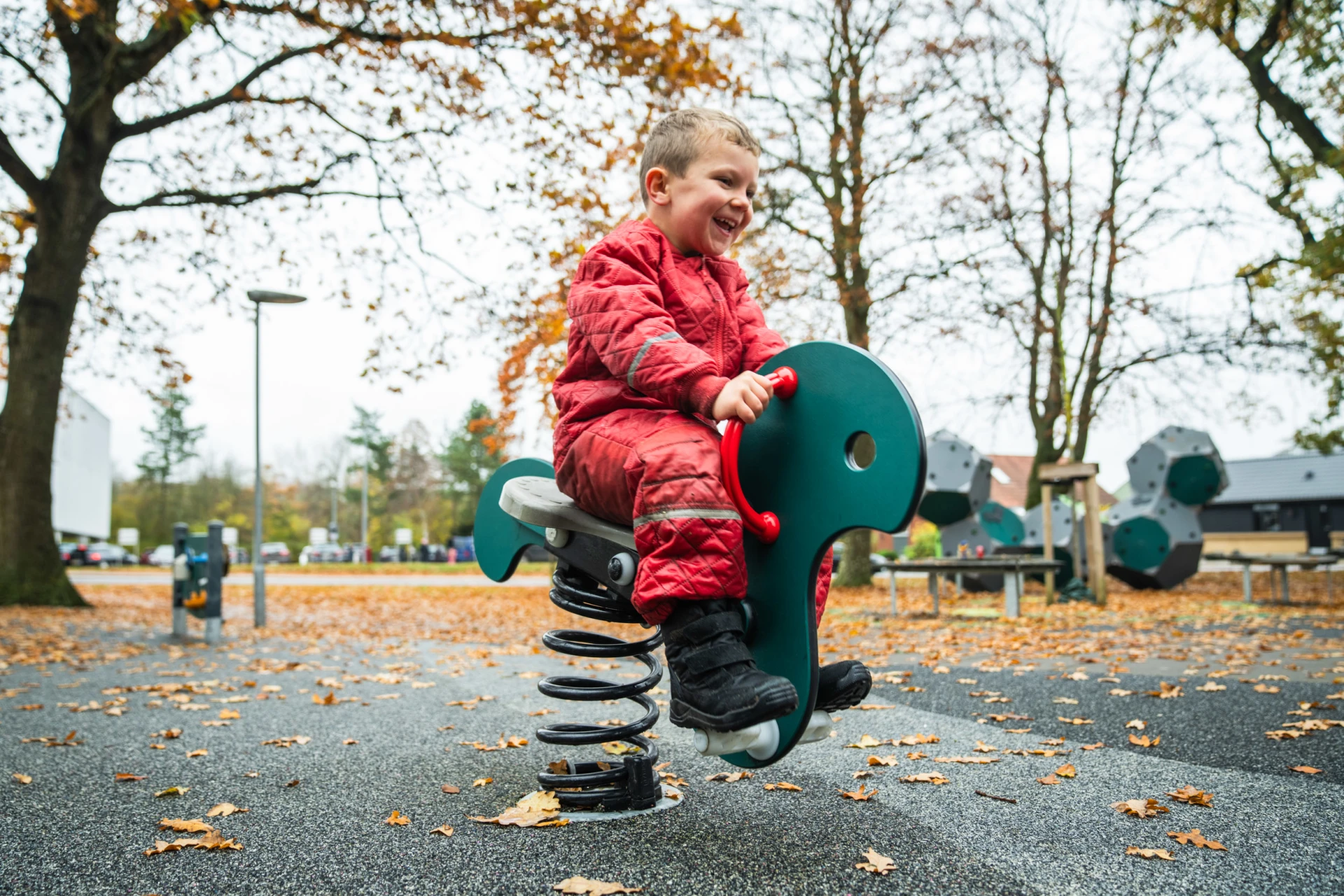 Niño balanceándose en un balancín