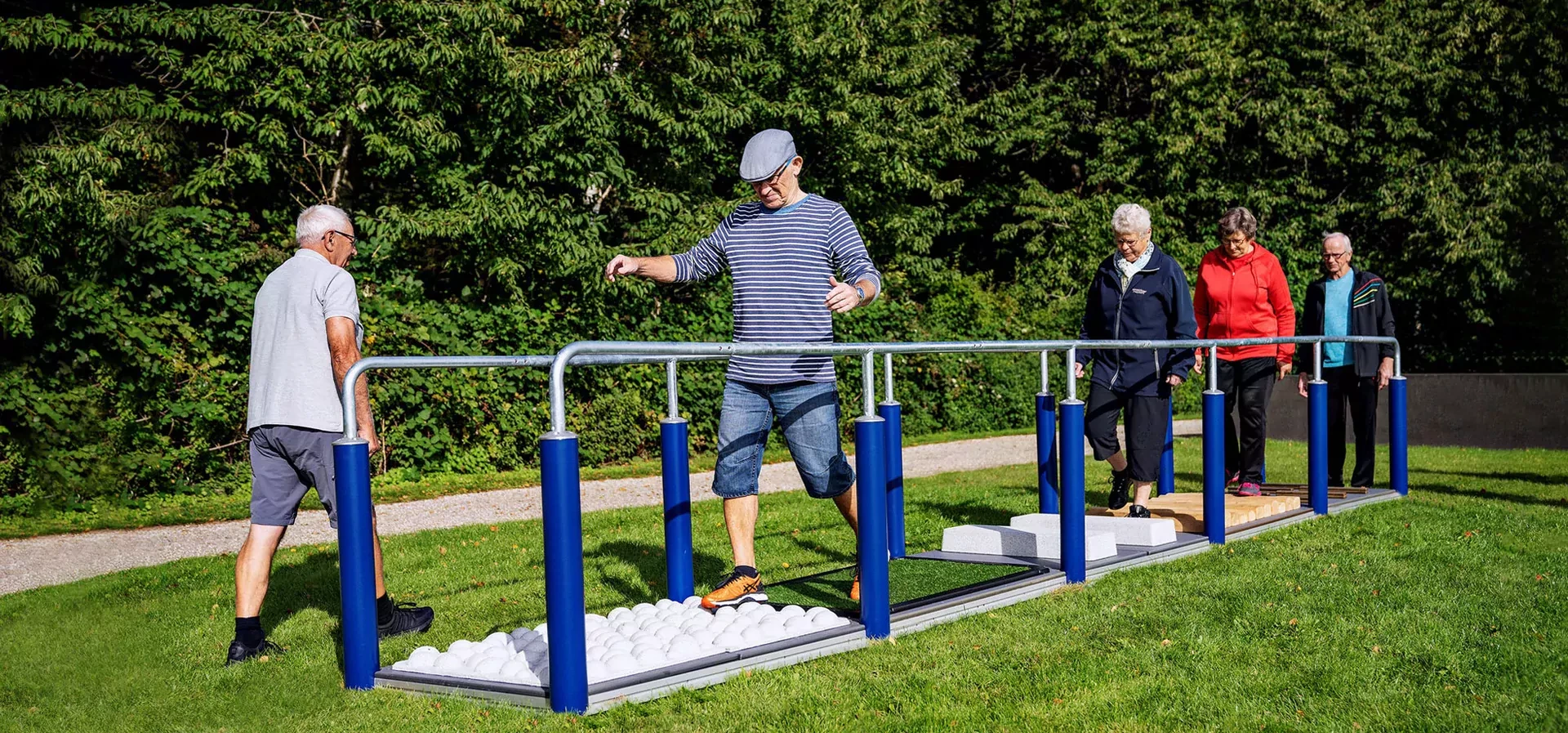 Senioren gebruiken outdoor fitness apparatuur voor ouderen