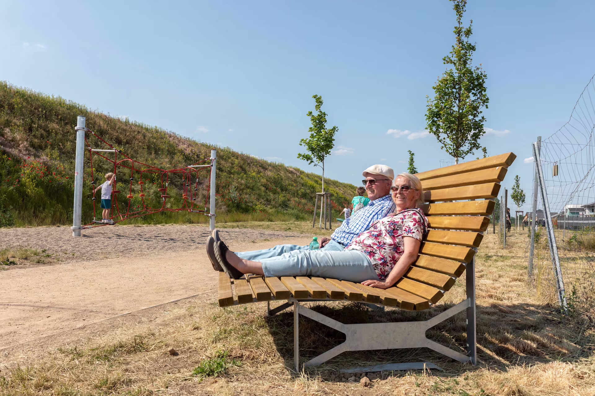 Benutzung von Outdoor Fitnessgeräten für ältere Menschen hero image