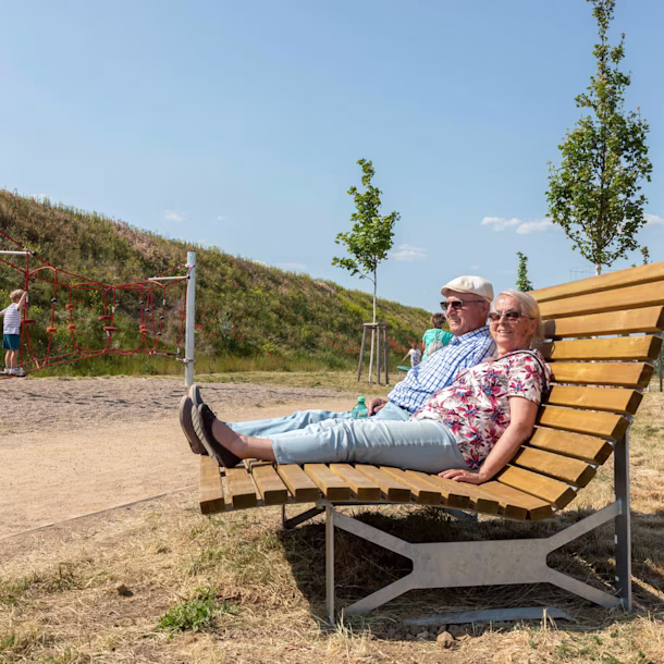 Benutzung von Outdoor Fitnessgeräten für ältere Menschen hero image