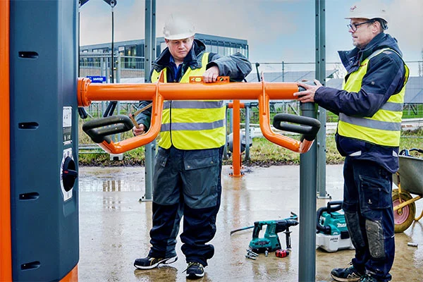 werkmannen installeren KOMPAN outdoor fitness toestellen