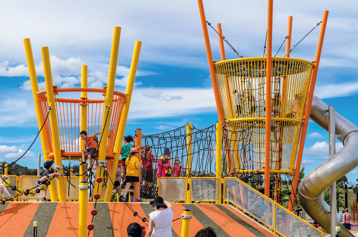 Enfants jouant sur les tours de jeux en corde orange au parc de loisirs Moncrieff
