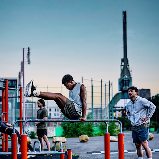 Zwei Personen trainieren gemeinsam an einer Street Workout Calisthenics Anlage