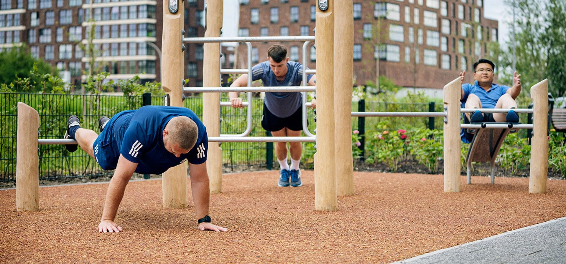 mensen trainen op een outdoor gym met houten fitness toestellen