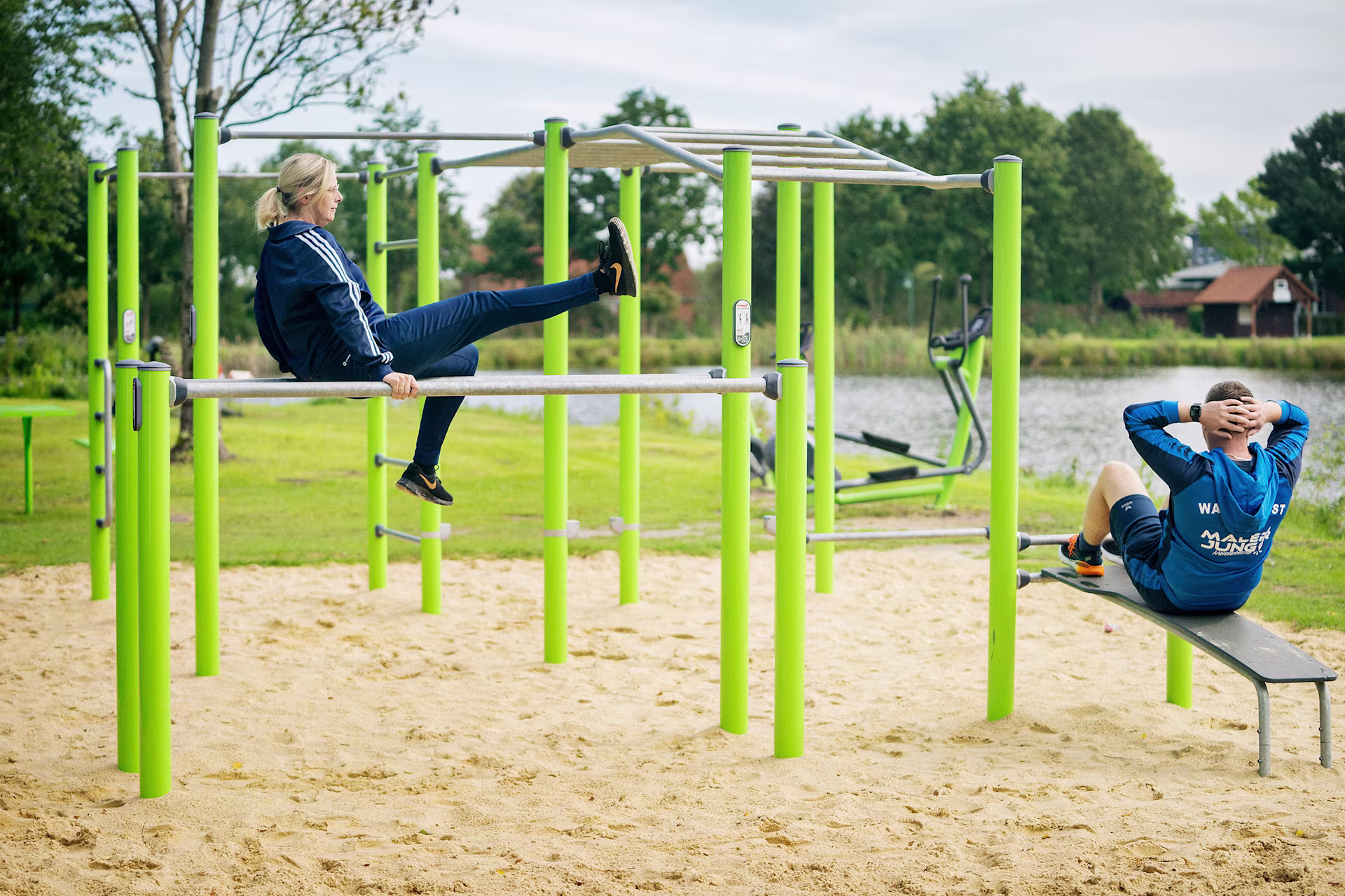 Zwei Personen trainieren gemeinsam an einer Street Workout Calisthenics Anlage