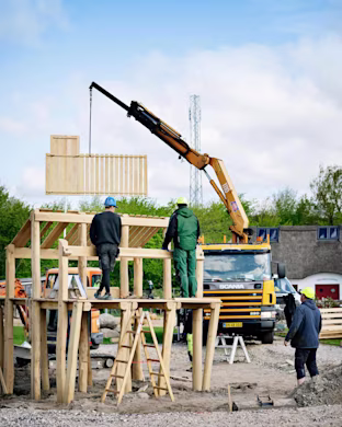 Installation Robinia Barn Roof localised