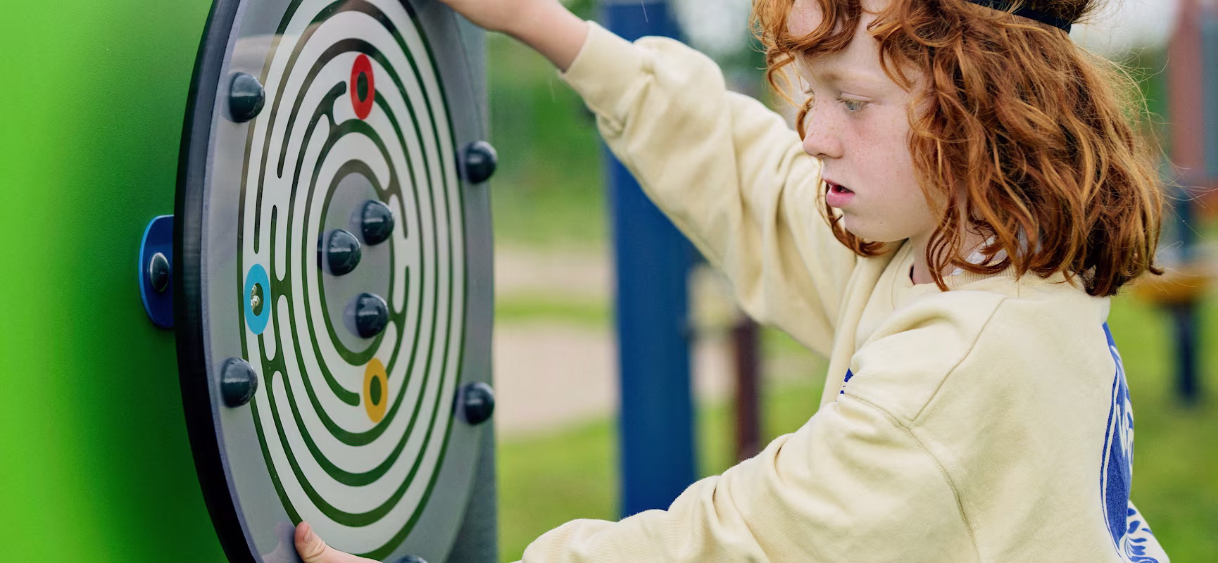Kind spielt mit KOMPAN Spielwand