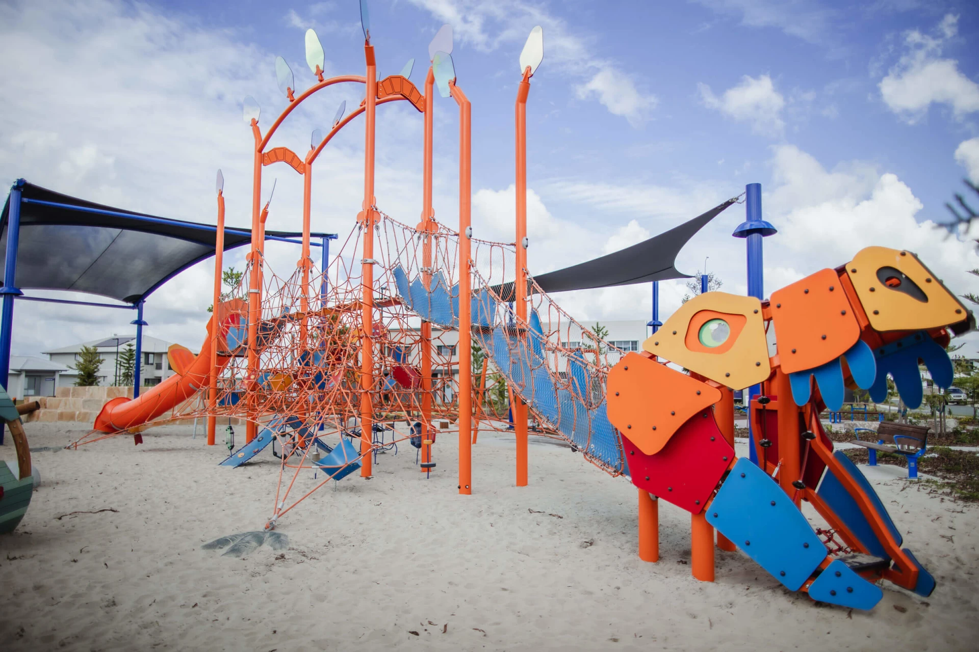Kundenspezifischer Seilspielplatz in Australien, der einen orange-blauen Dinosaurier darstellt