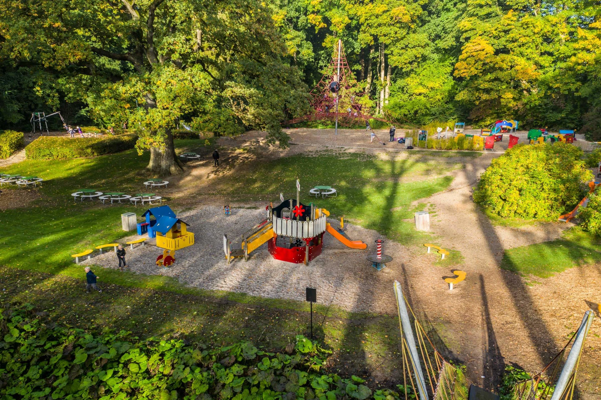 Drone foto van Egeskov Kasteel speeltuinen. Net klimmen en speelsystemen