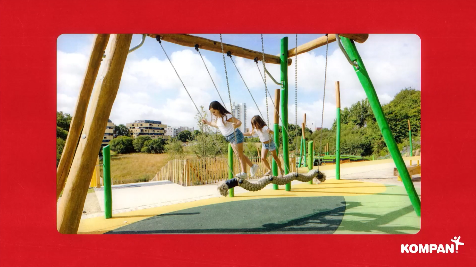 Zwei Kinder schaukeln vor und zurück auf einer Pendelschaukel
