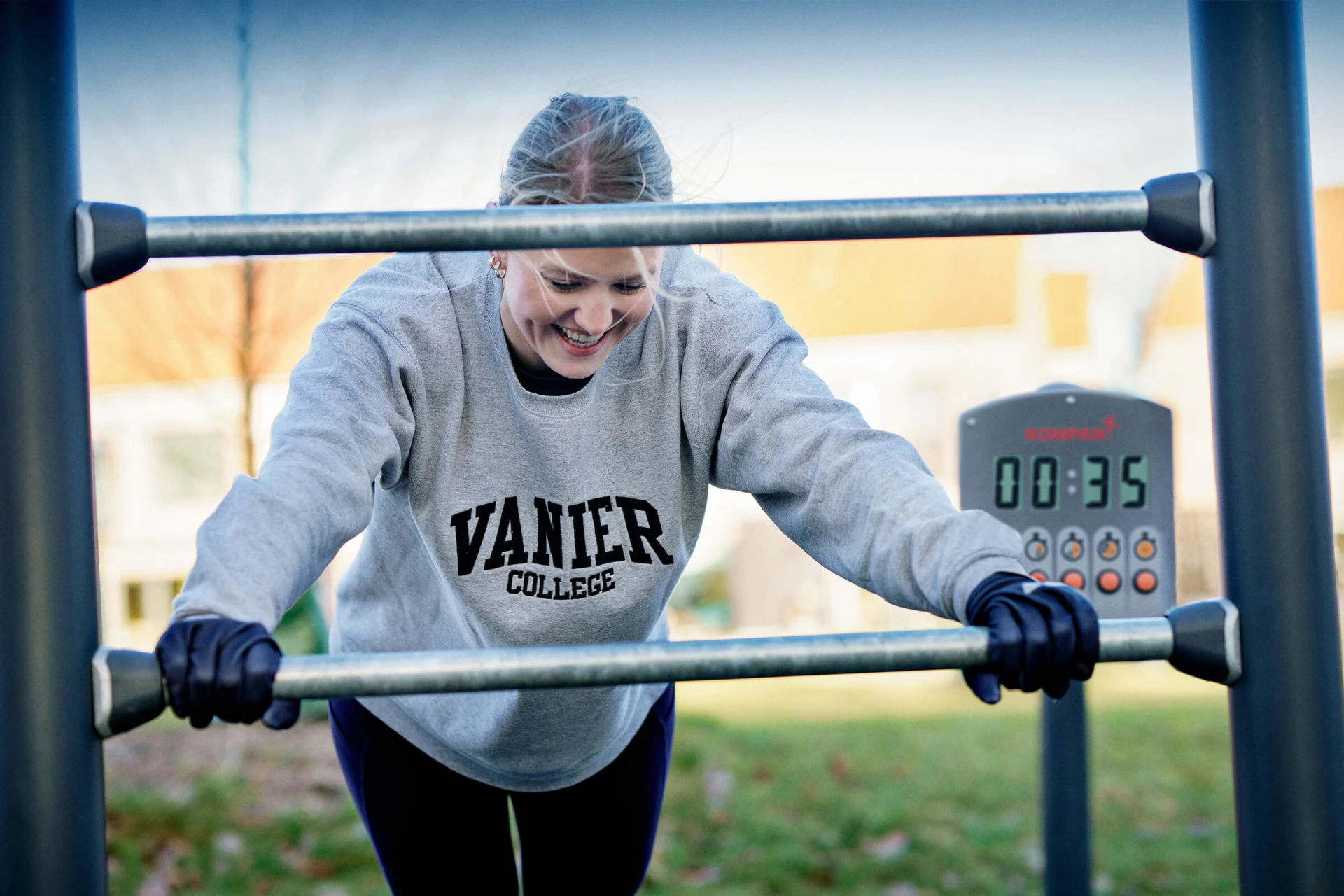 kvinna tränar i en park gymskyltar och tillbehör för utomhusgym 