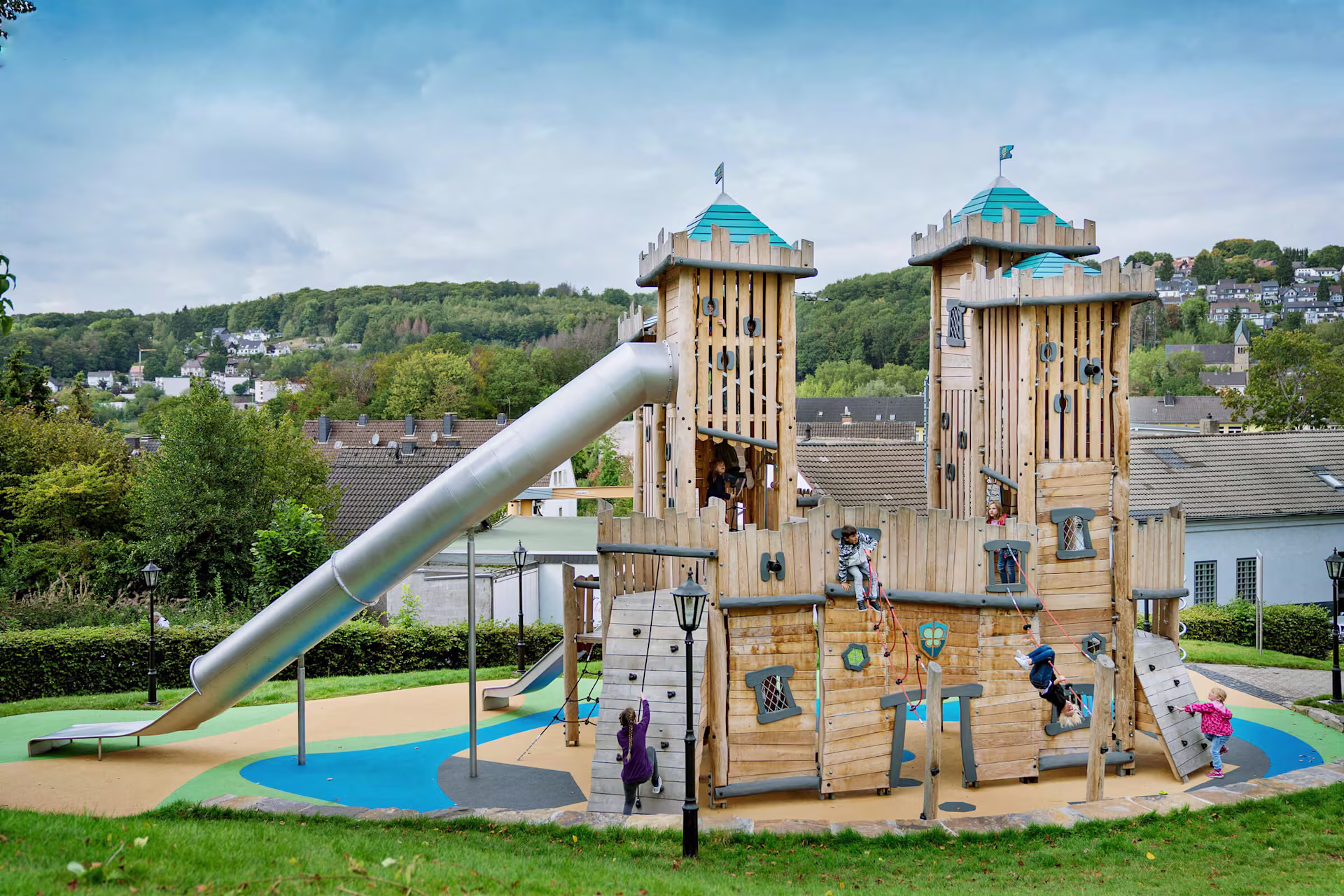 gran castillo de madera con tobogán de inspiración