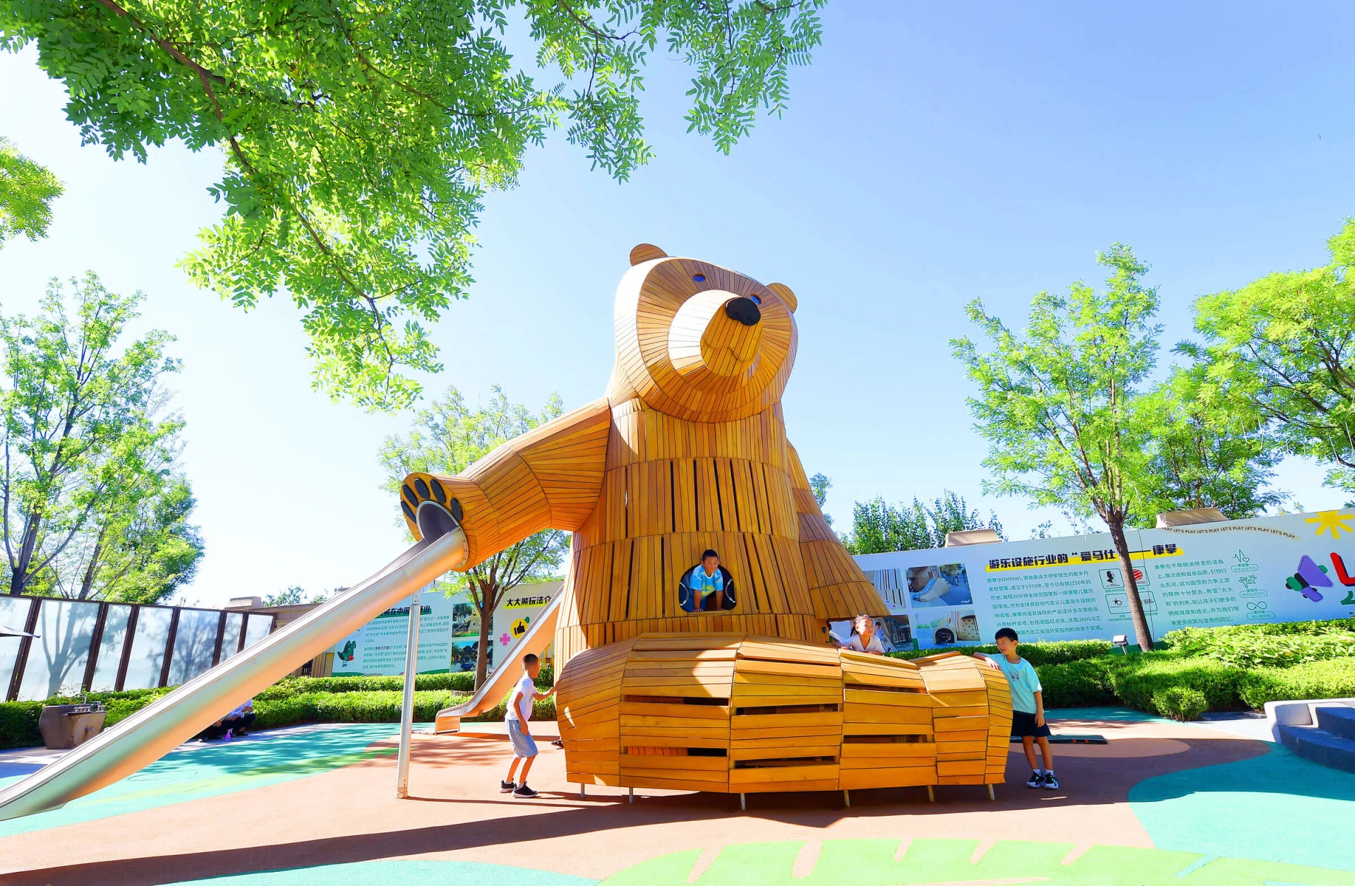 中国巨型木熊游乐场雕塑