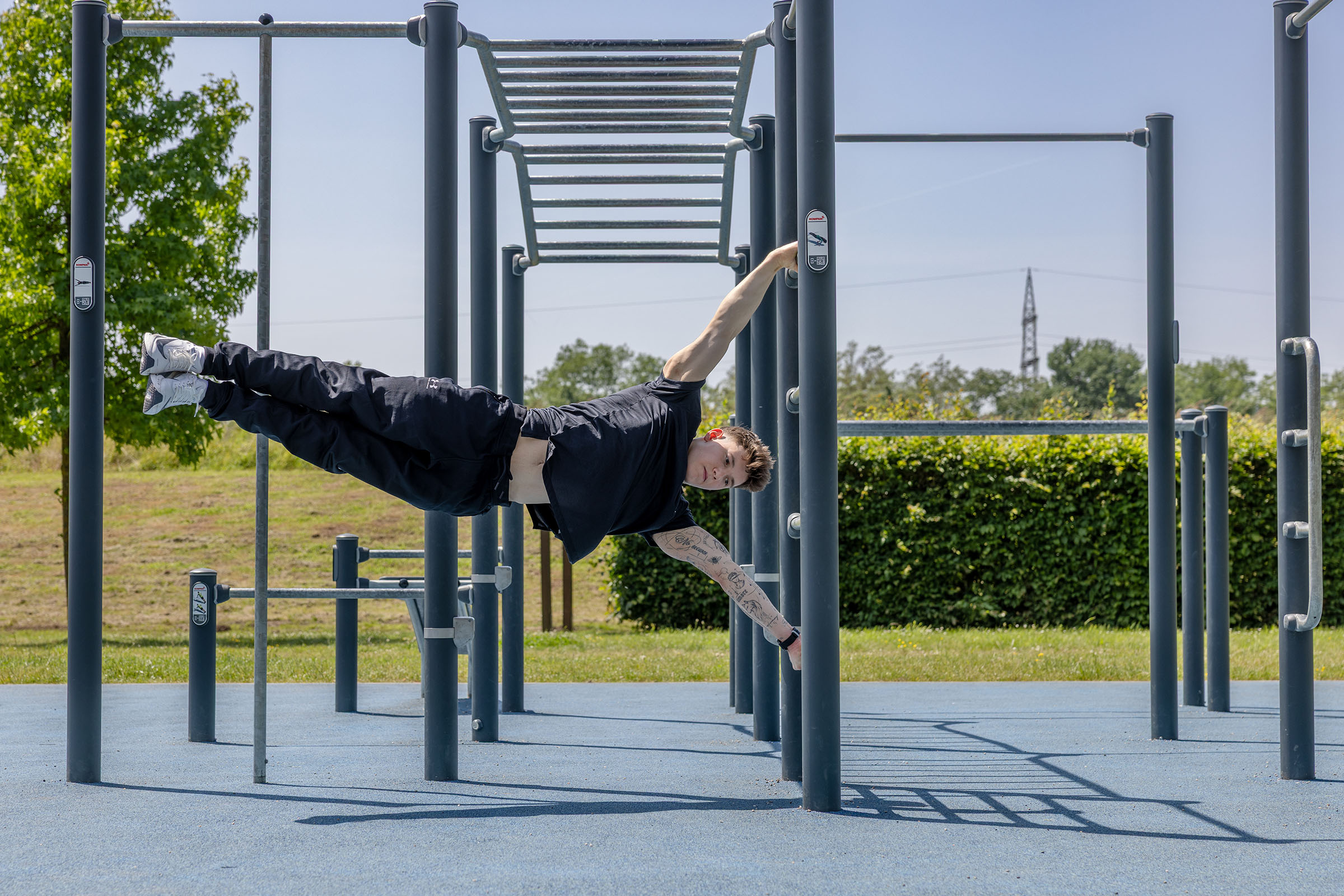 Turner Maxim Kovalenko macht eine Human Flag auf einem Calisthenics-Gerät in Beckingen, Deutschland