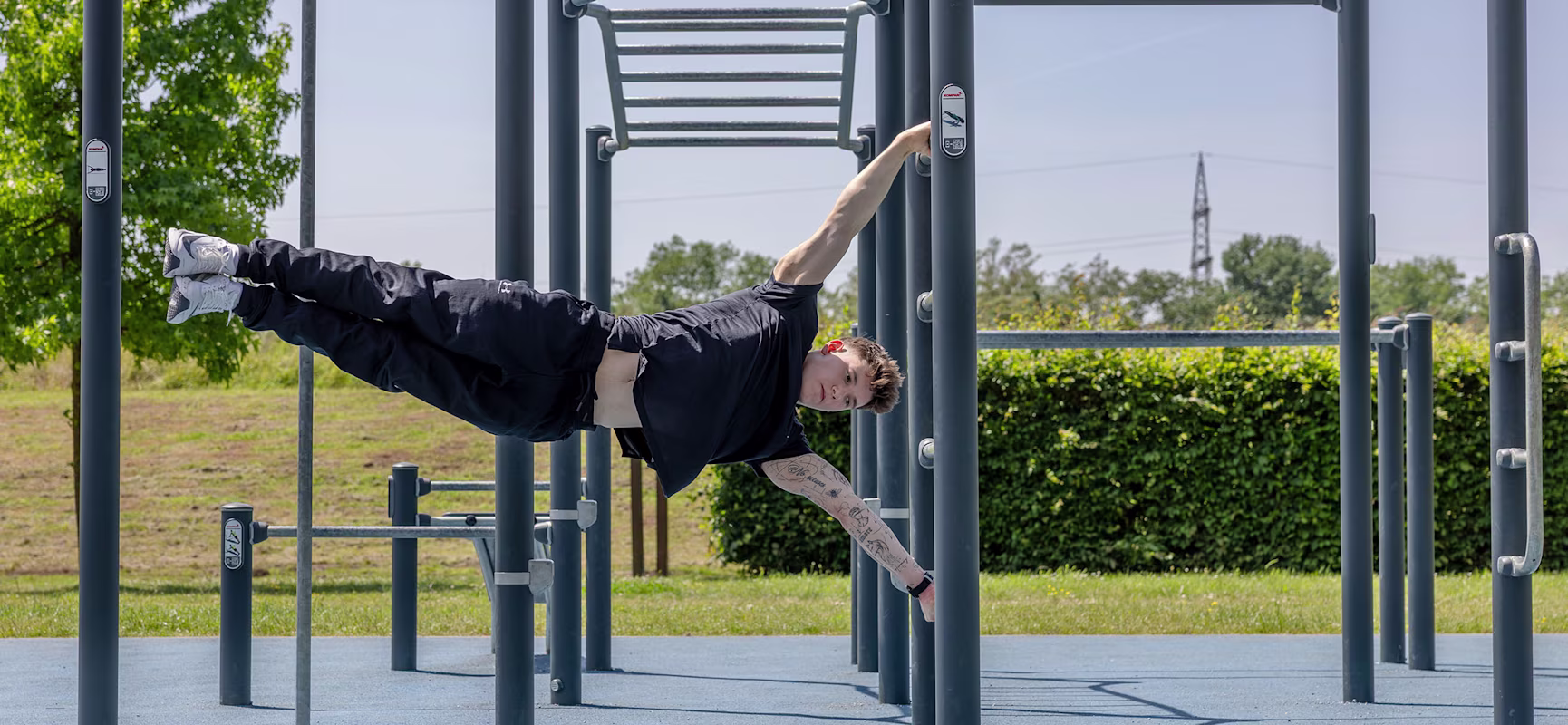 Turner Maxim Kovalenko macht eine Human Flag auf einem Calisthenics-Gerät in Beckingen, Deutschland