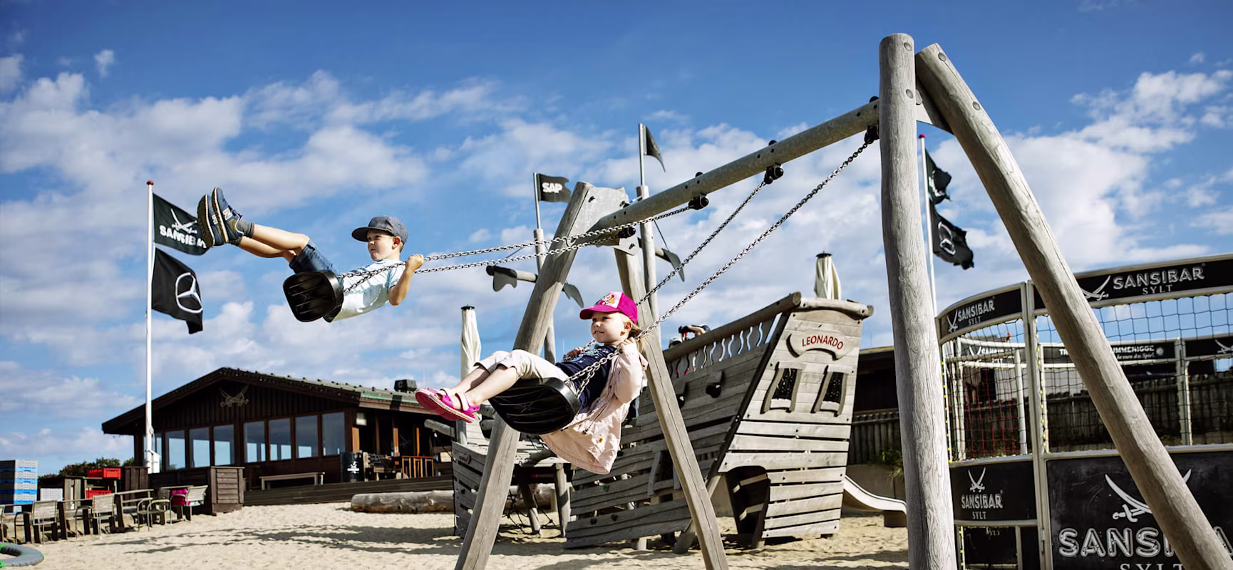 Kinderen spelen op een houten schommel