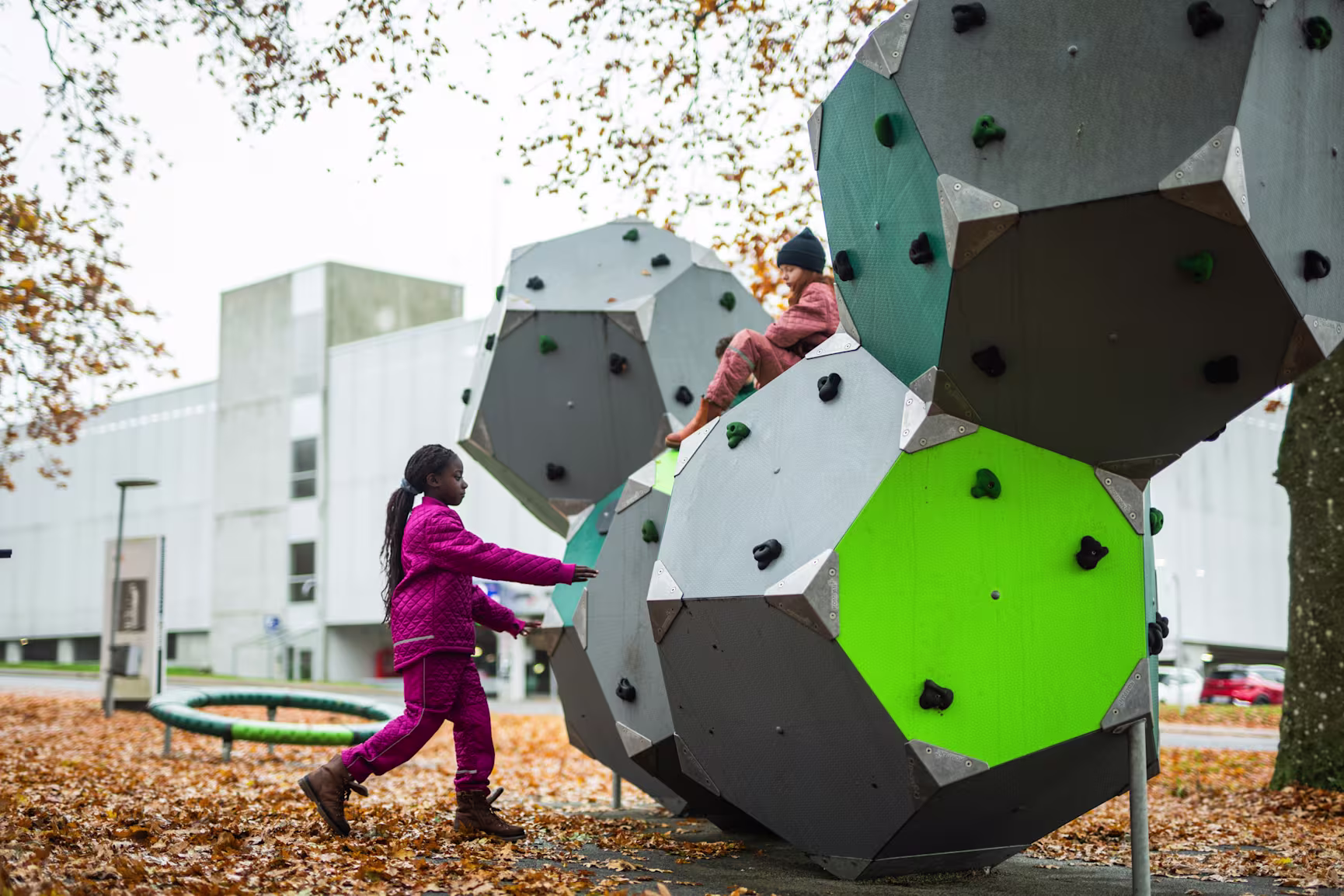 dos niñas trepando om parque infantil climbing bloqx