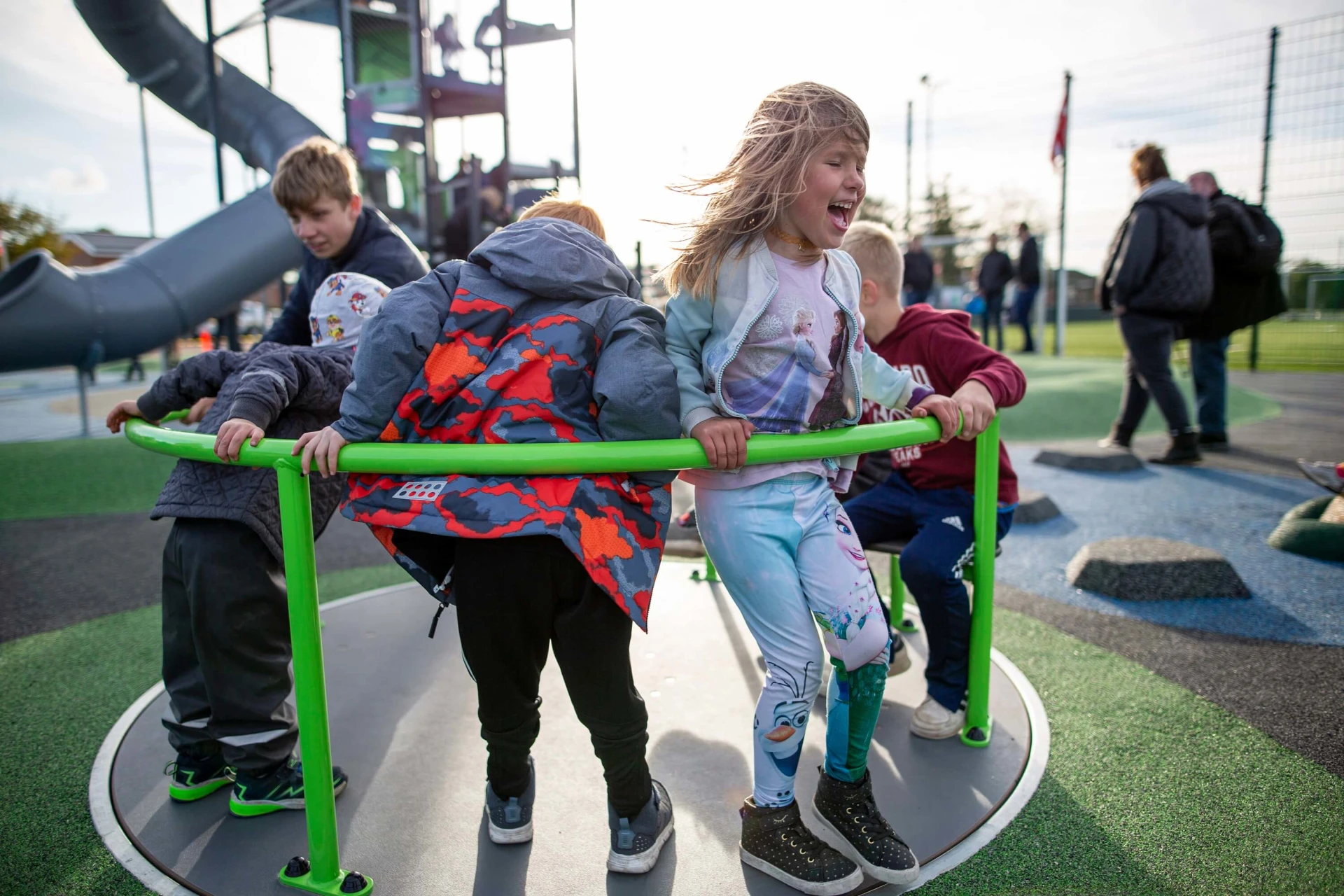 billede af børn der snurre på Jerslev Multipark