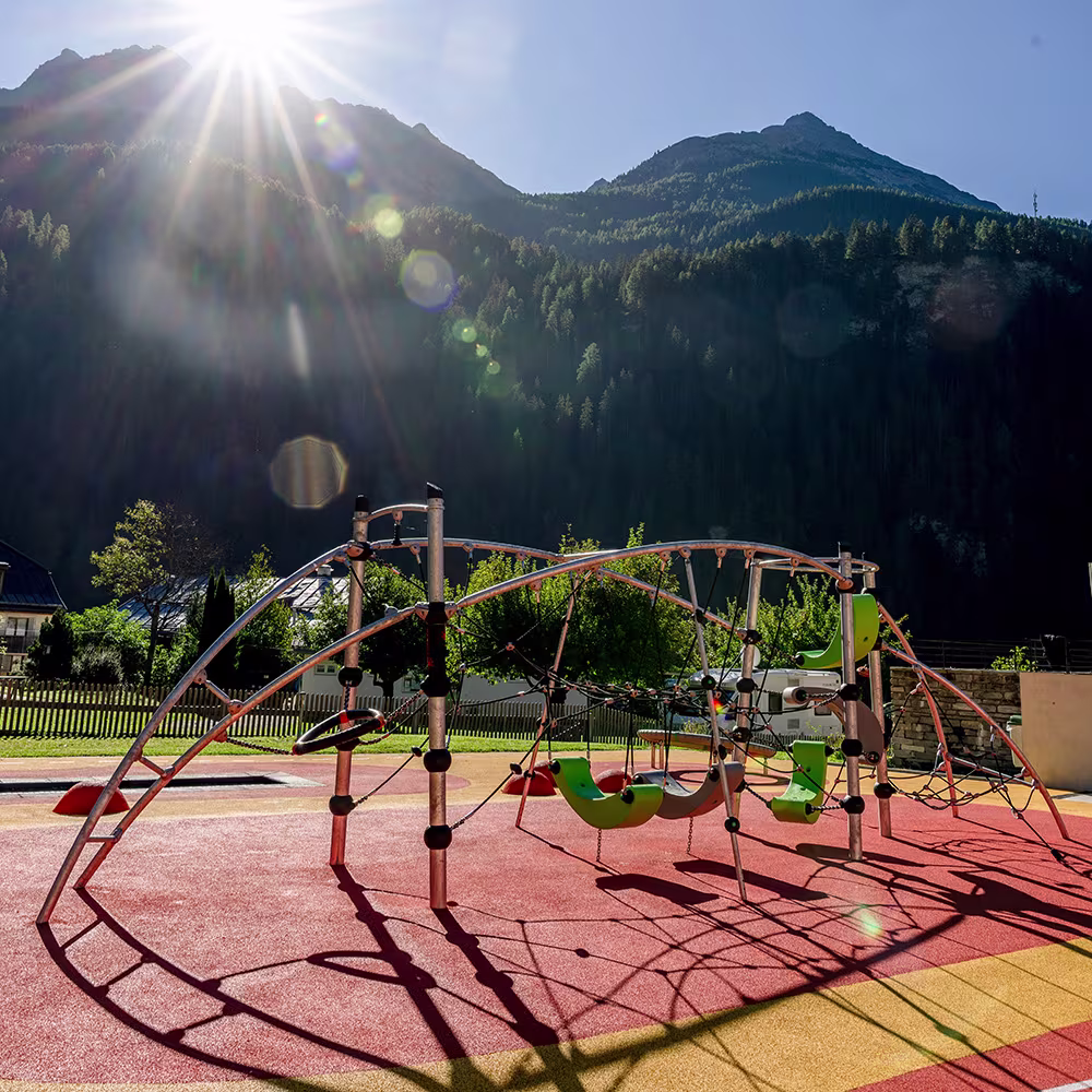 CH Ref Schulhaus-Strada GXY950-9524 1000x1000