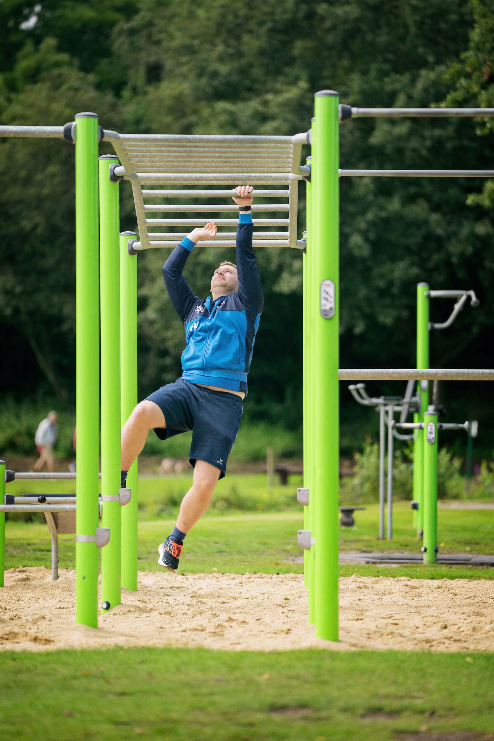 Mann trainiert in einem Outdoor Calisthenic Park